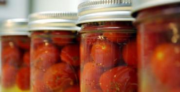 Como preparar tomates para o inverno, estudamos métodos